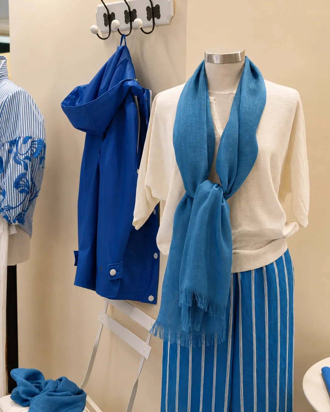 Pull écru et écharpe en lin bleu, jupe rayée