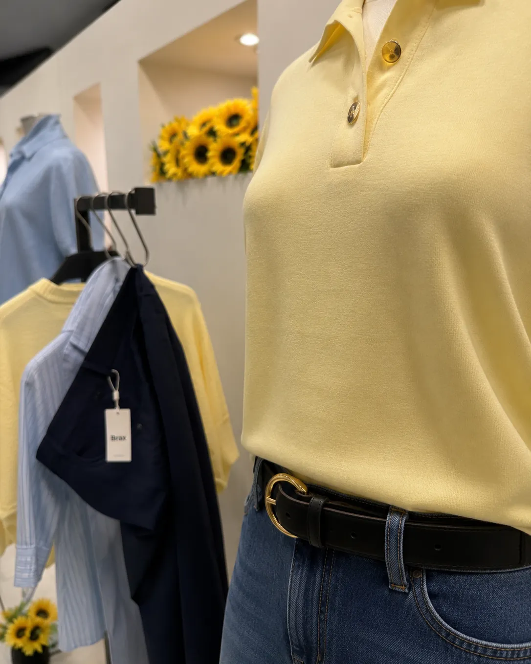 Polo jaune pâle et ceinture noire, détail