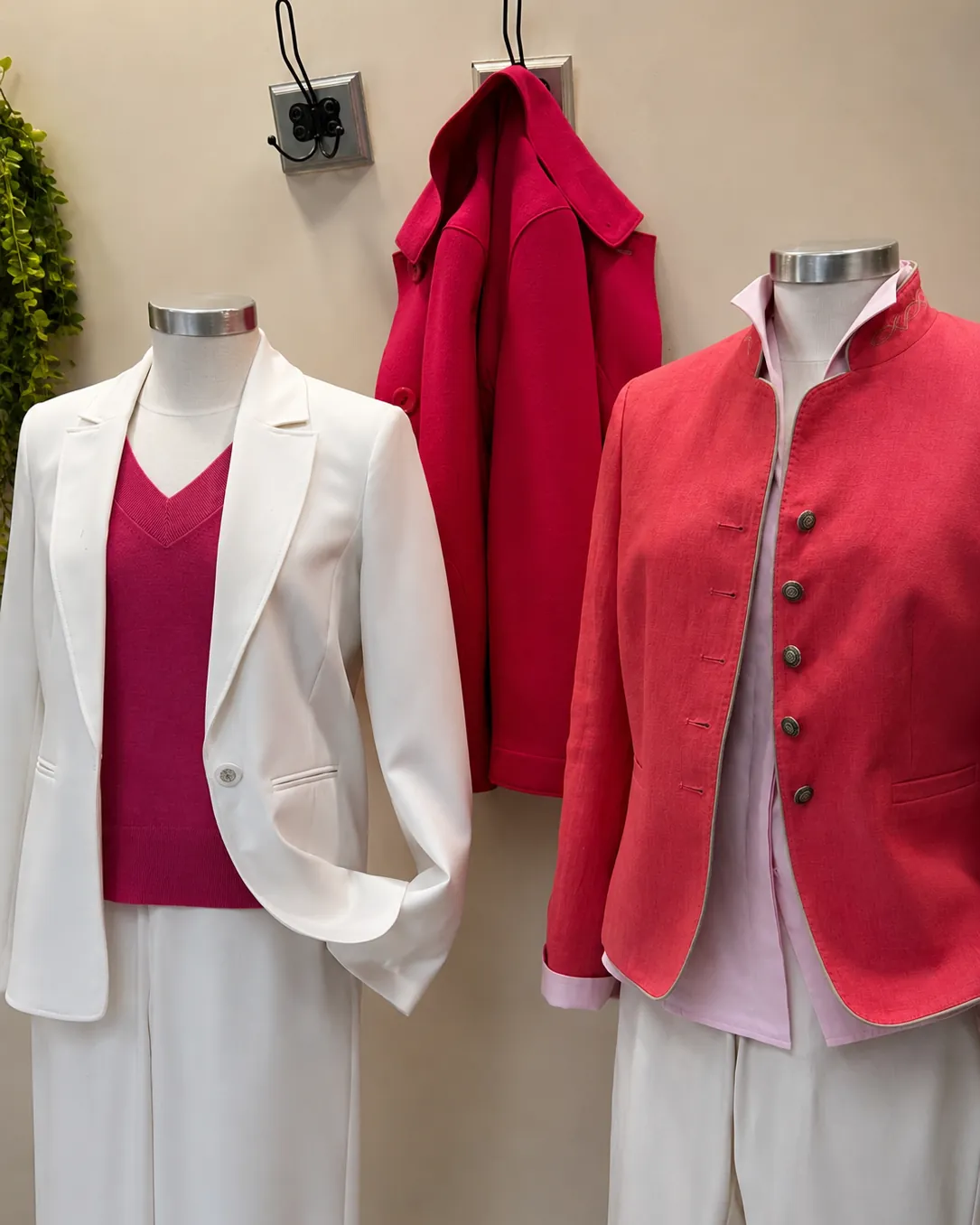 Cardigan rayé marine et écru sur mannequin, boutique Roussel Dames — traitement nuit