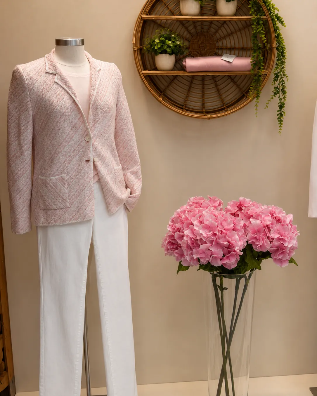 Blazer en tweed rose pâle et hortensias