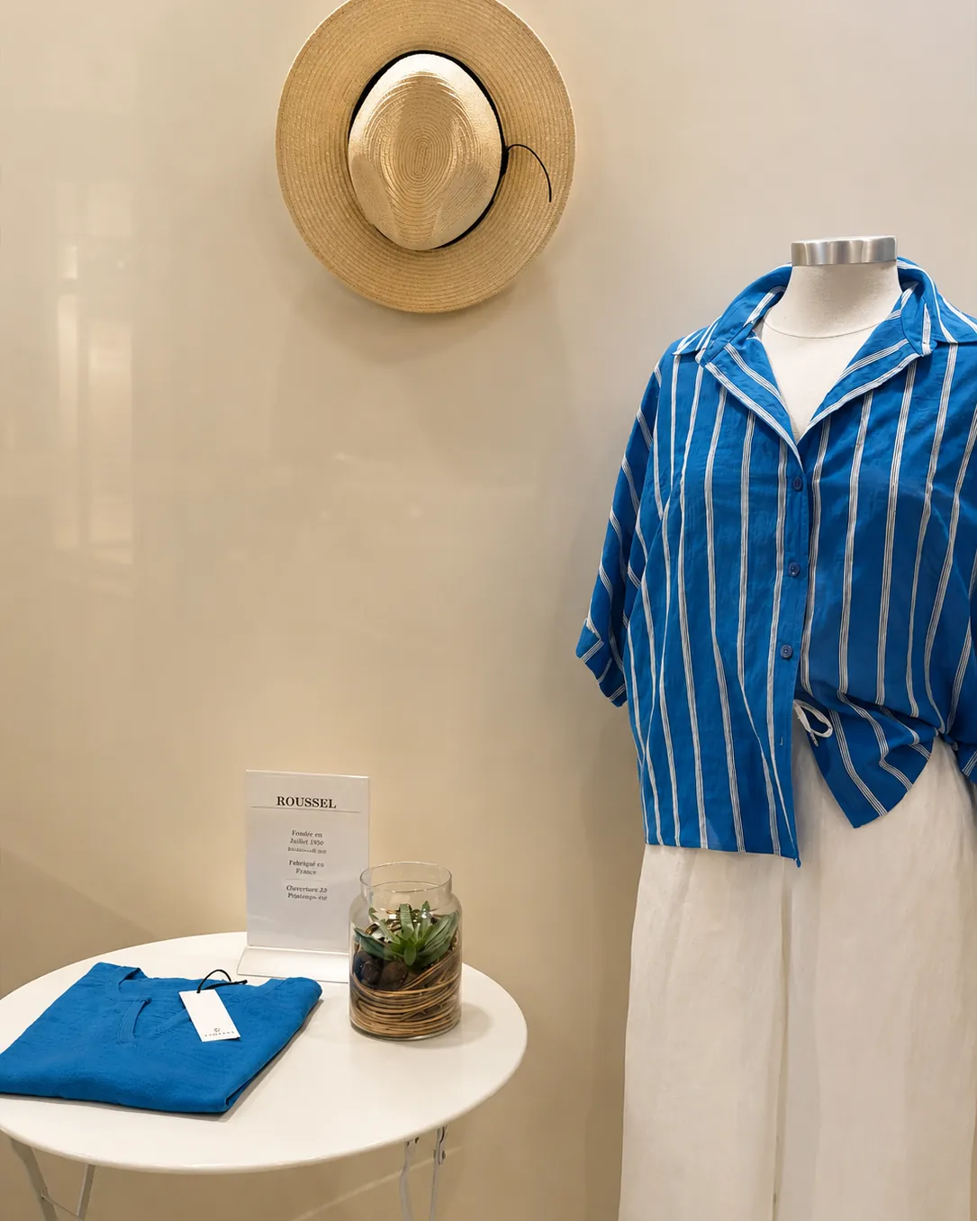 Chemise rayée bleue et chapeau de paille