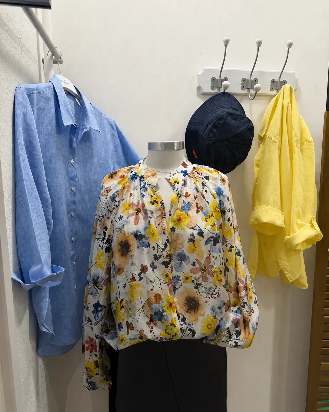 Blouse fleurie et chemises en lin, en cabine