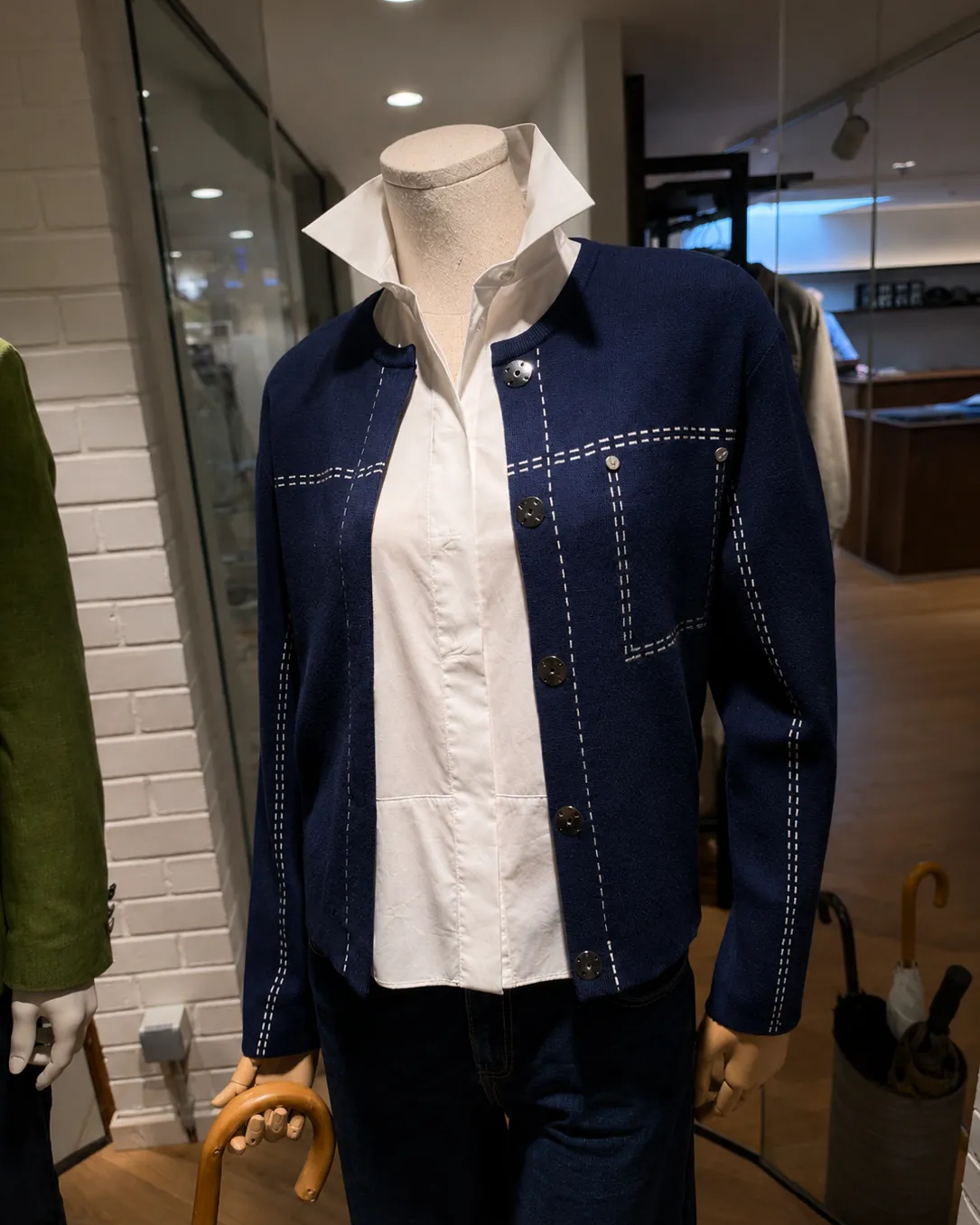 Veste marine à surpiqûres blanches et chemise blanche