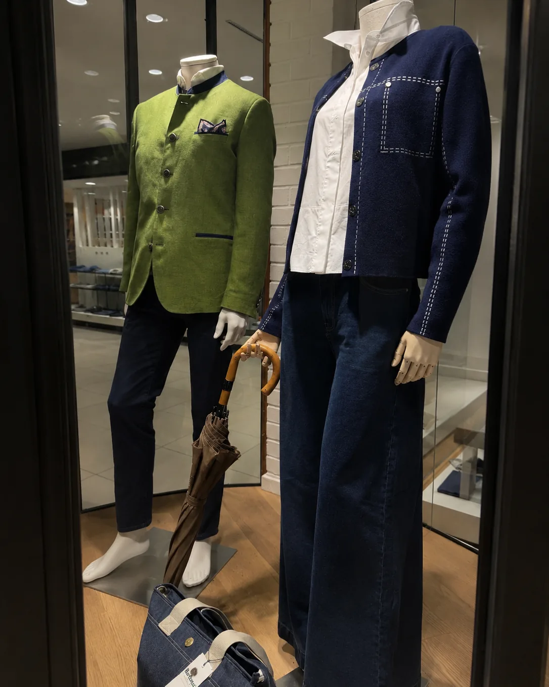 Vitrine duo : veste loden verte homme et cardigan marine dame