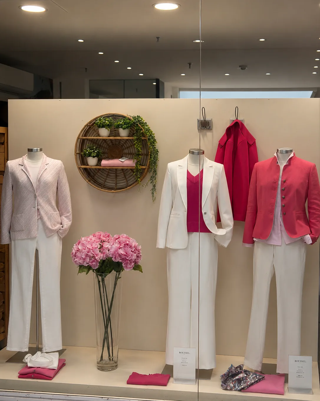 Vitrine de la boutique dame : blazers rose et blanc, hortensias