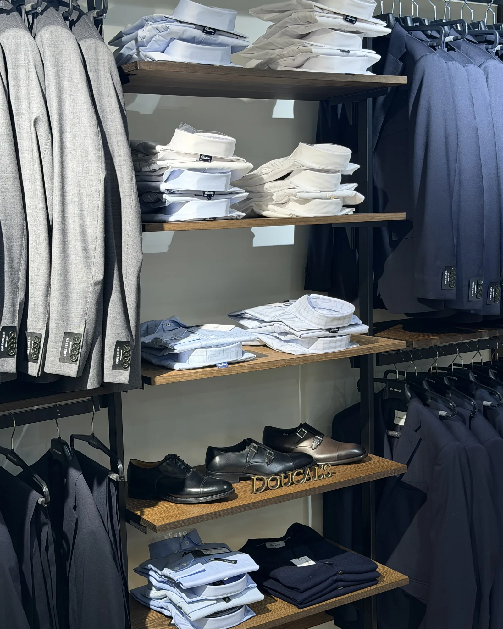 Rayonnage de chemises pliées et costumes