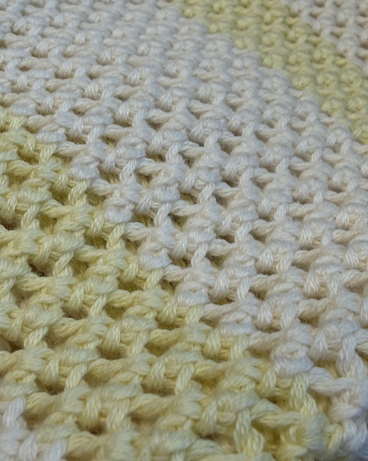 Crochet jaune pâle et écru, gros plan maille d'été