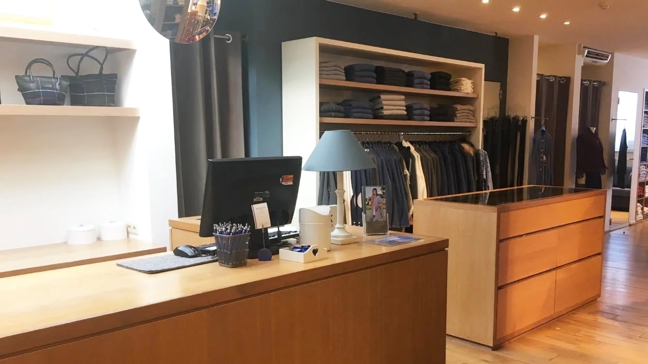 Comptoir de la boutique dame en bois clair