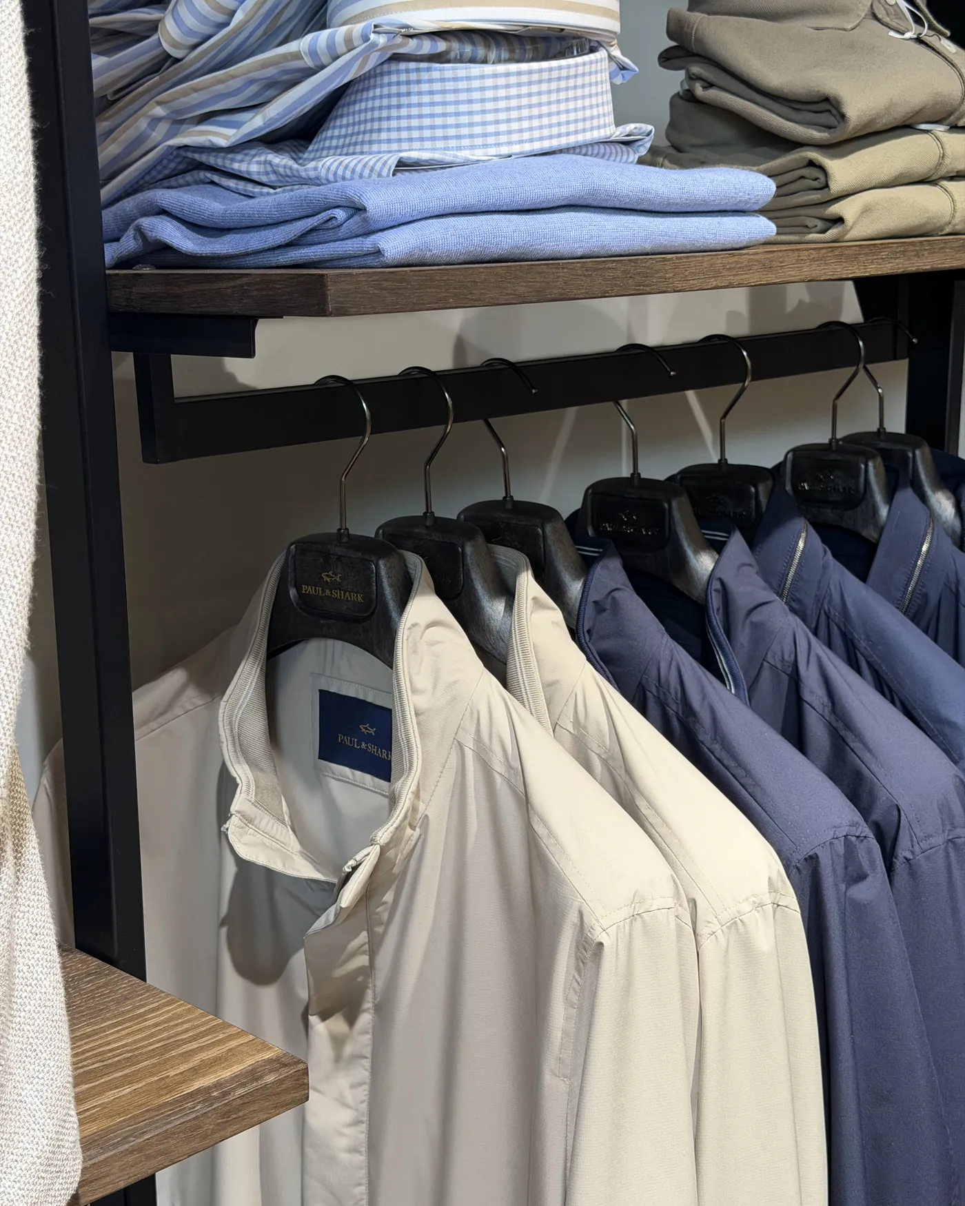 Chemises pliées et vestes Paul & Shark en boutique