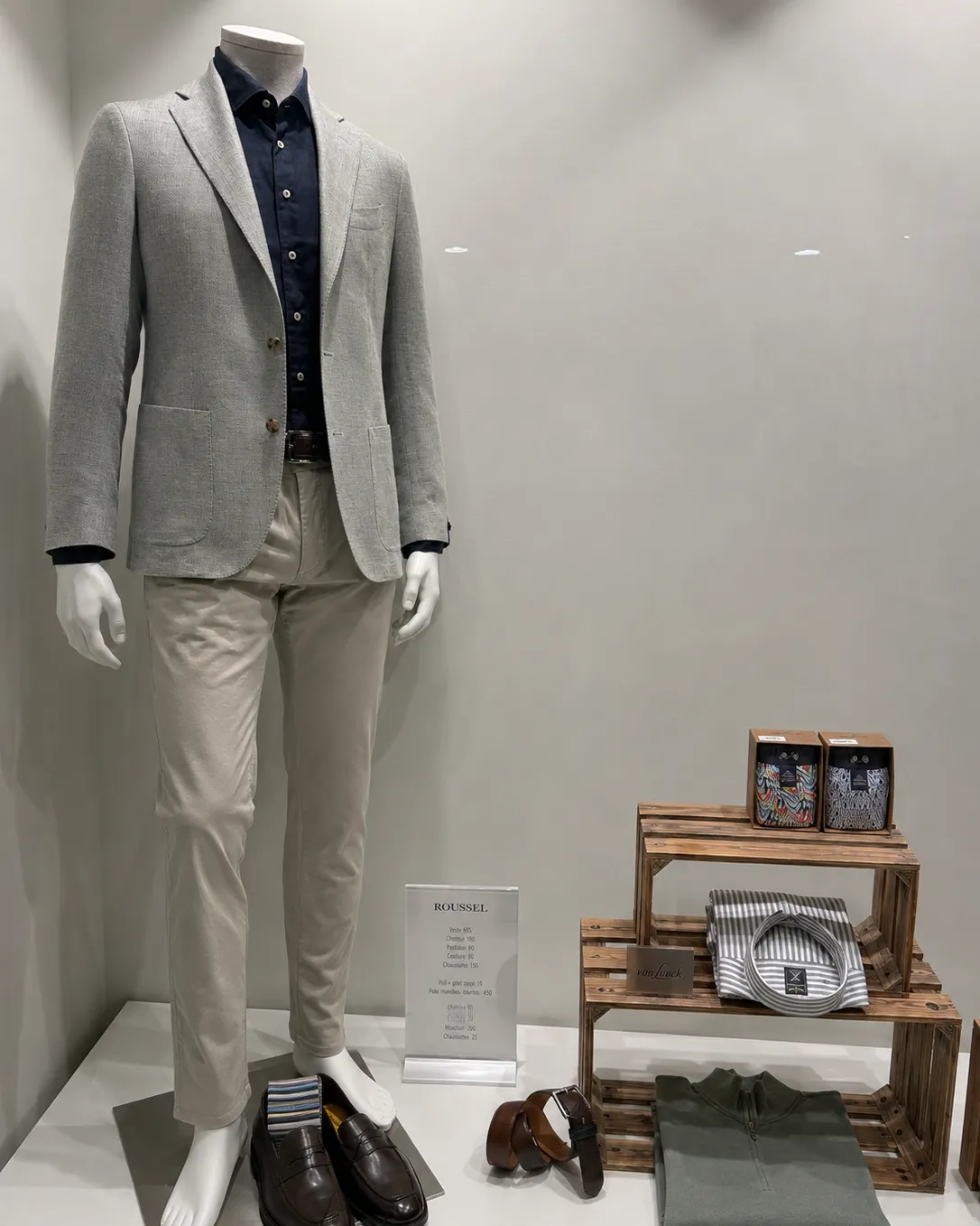 Blazer gris clair et chino écru sur mannequin chez Roussel Hommes à Waterloo