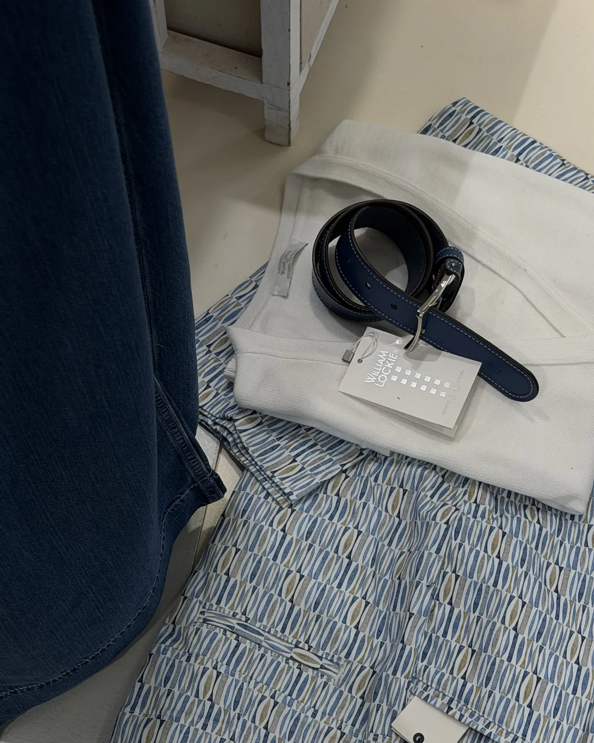Chemise blanche, jean et ceinture marine chez Roussel Dames à Waterloo