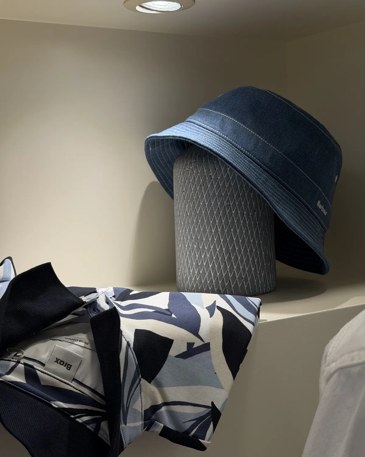 Bob en denim et foulard imprimé chez Roussel Dames