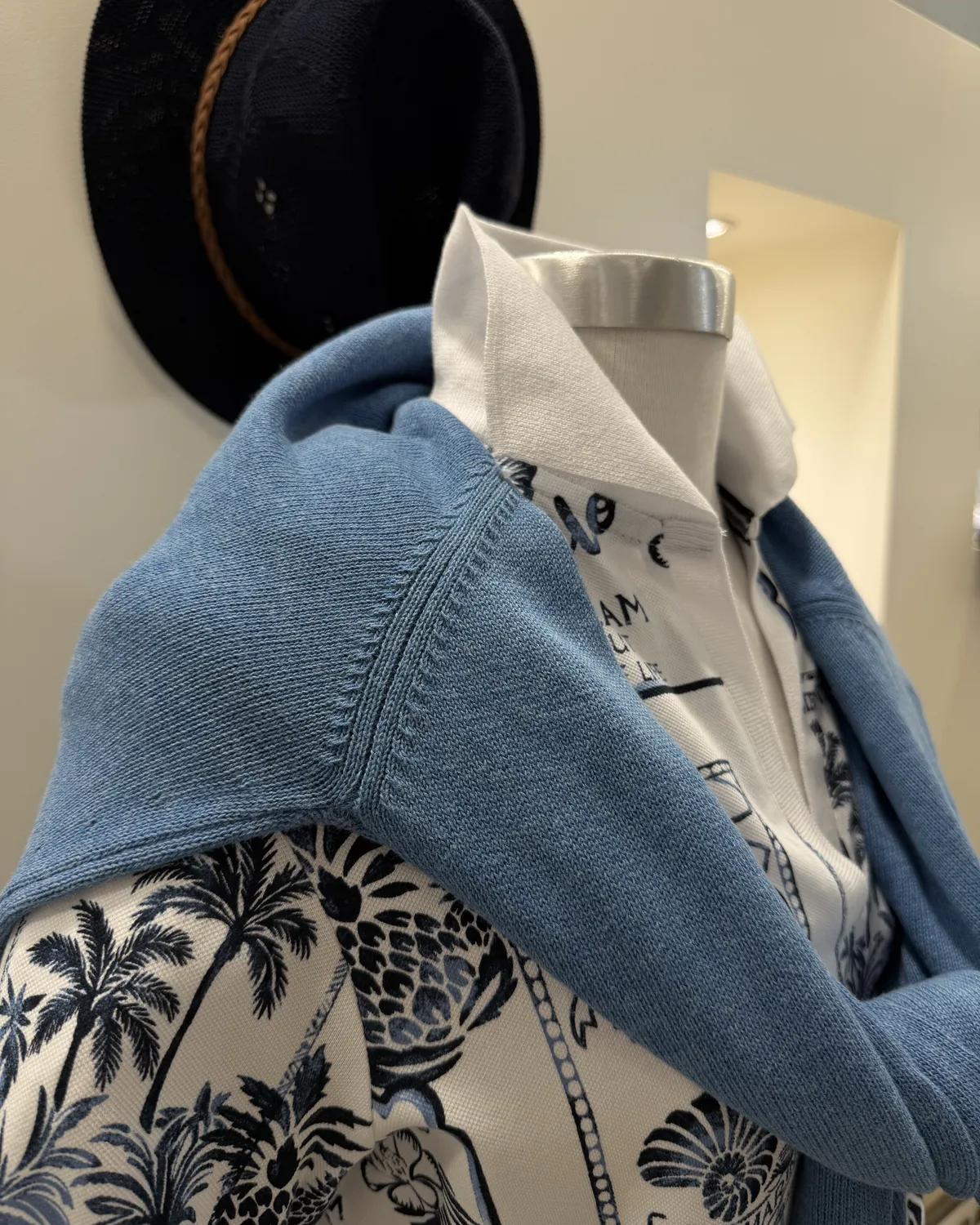 Pull bleu ciel et chemisier imprimé palmiers chez Roussel Dames