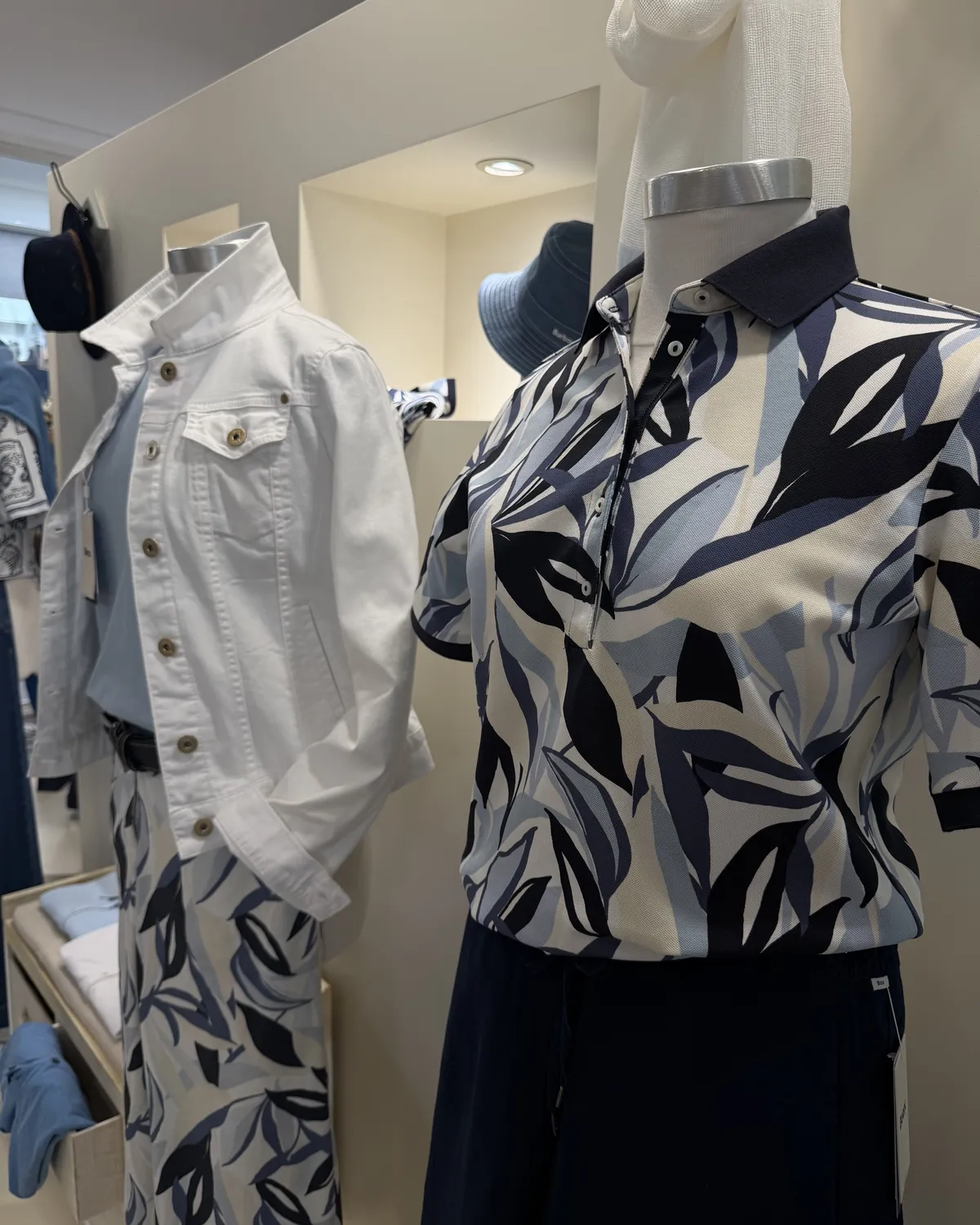 Veste en denim blanc et polo imprimé feuillage sur mannequins chez Roussel Dames