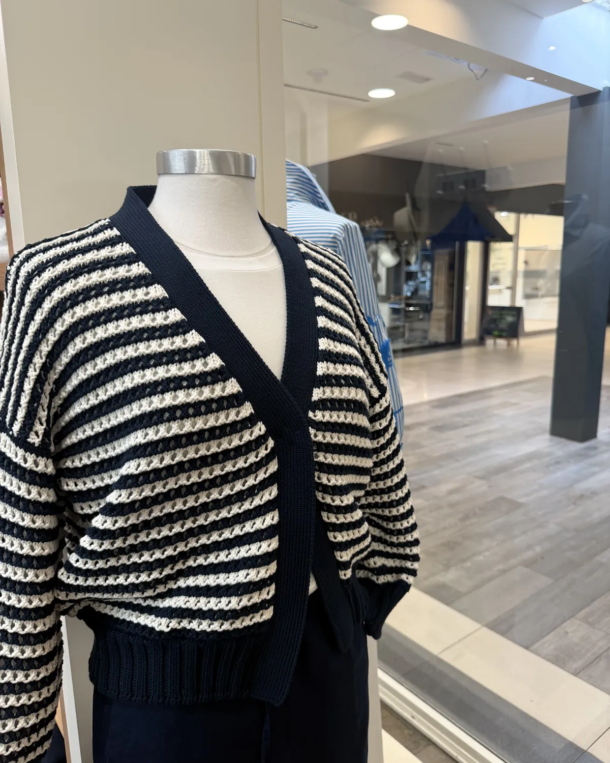 Cardigan rayé marine et écru sur mannequin chez Roussel Dames