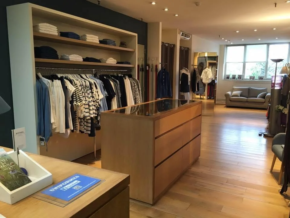 Portants de prêt-à-porter féminin dans la boutique Roussel Dames
