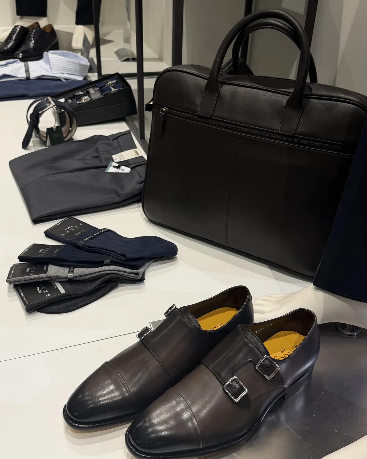 Porte-documents en cuir, doubles-boucles et chaussettes Falke