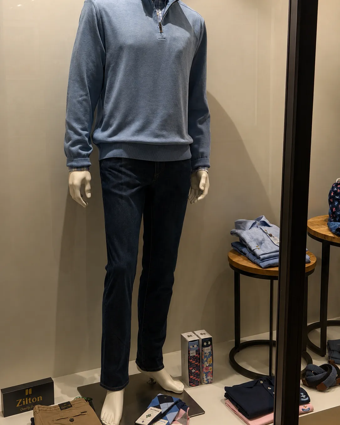 Pull camionneur zippé bleu ciel et pantalon marine sur mannequin