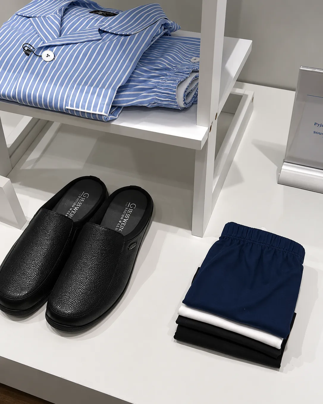 Mules en cuir noir, caleçons pliés et pyjama rayé