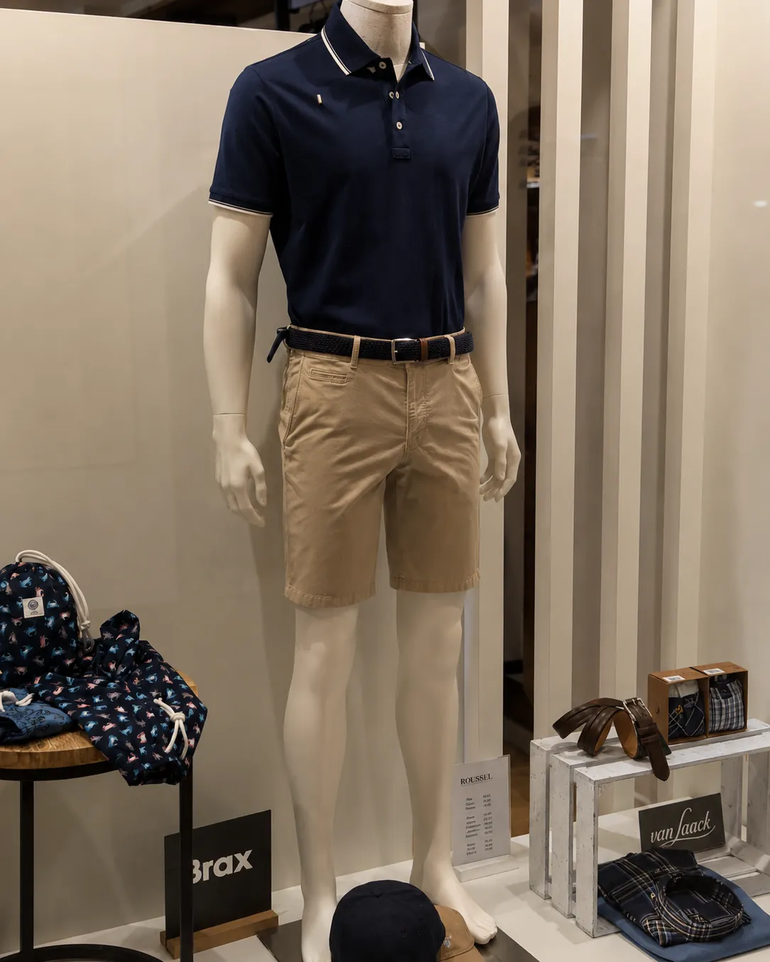 Polo marine et short chino beige sur mannequin chez Roussel Hommes