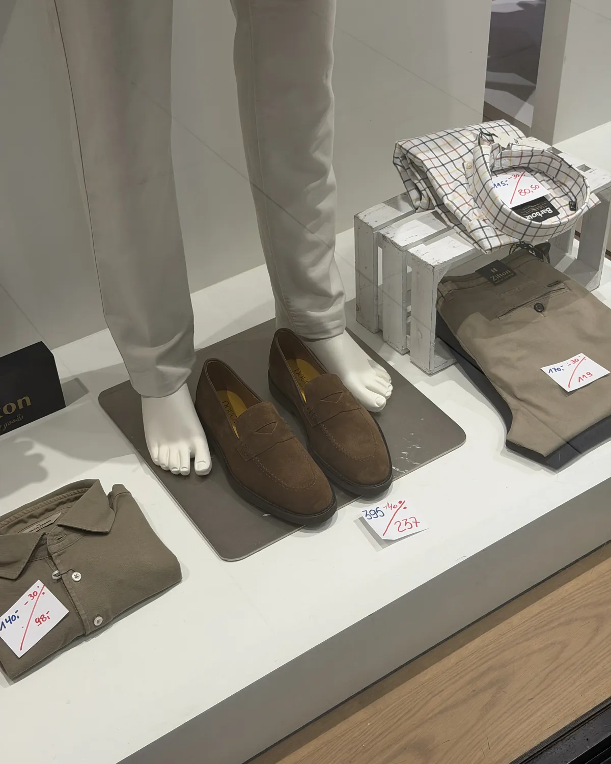 Mocassins daim camel, polos et pantalons en soldes, boutique homme