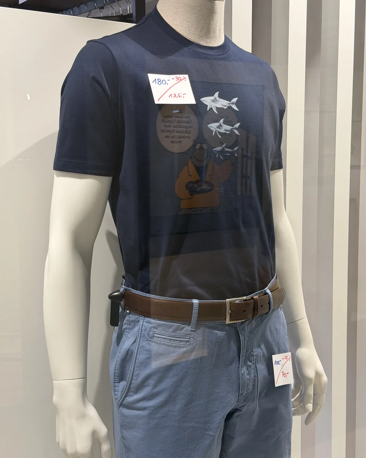 T-shirt marine imprimé et chino bleu clair en soldes