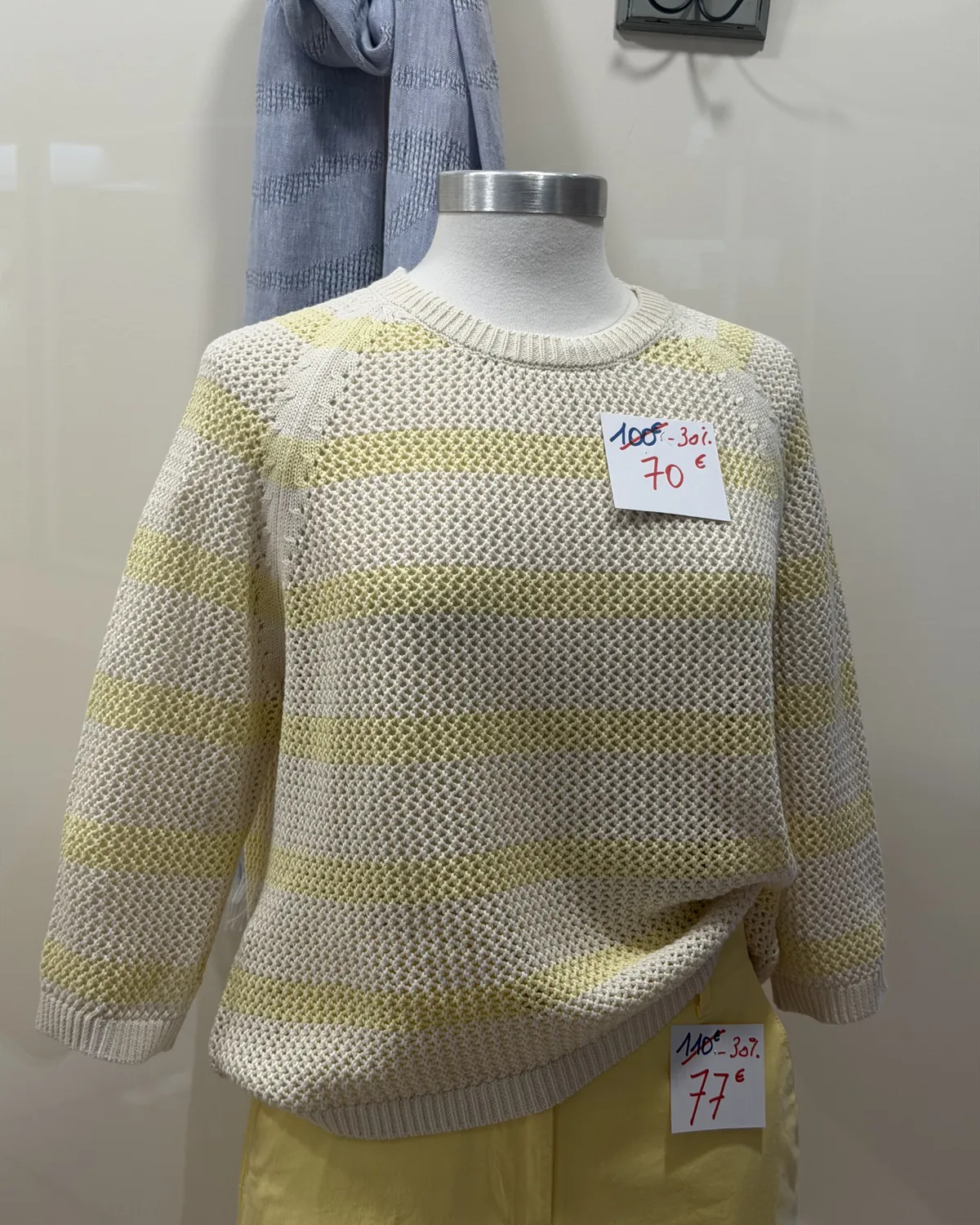 Pull en maille ajourée jaune et écru en soldes