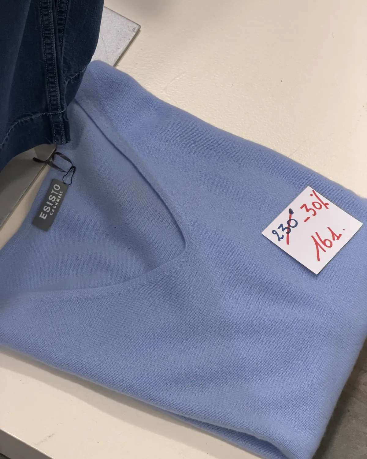 Pull col V bleu ciel Esisto en soldes