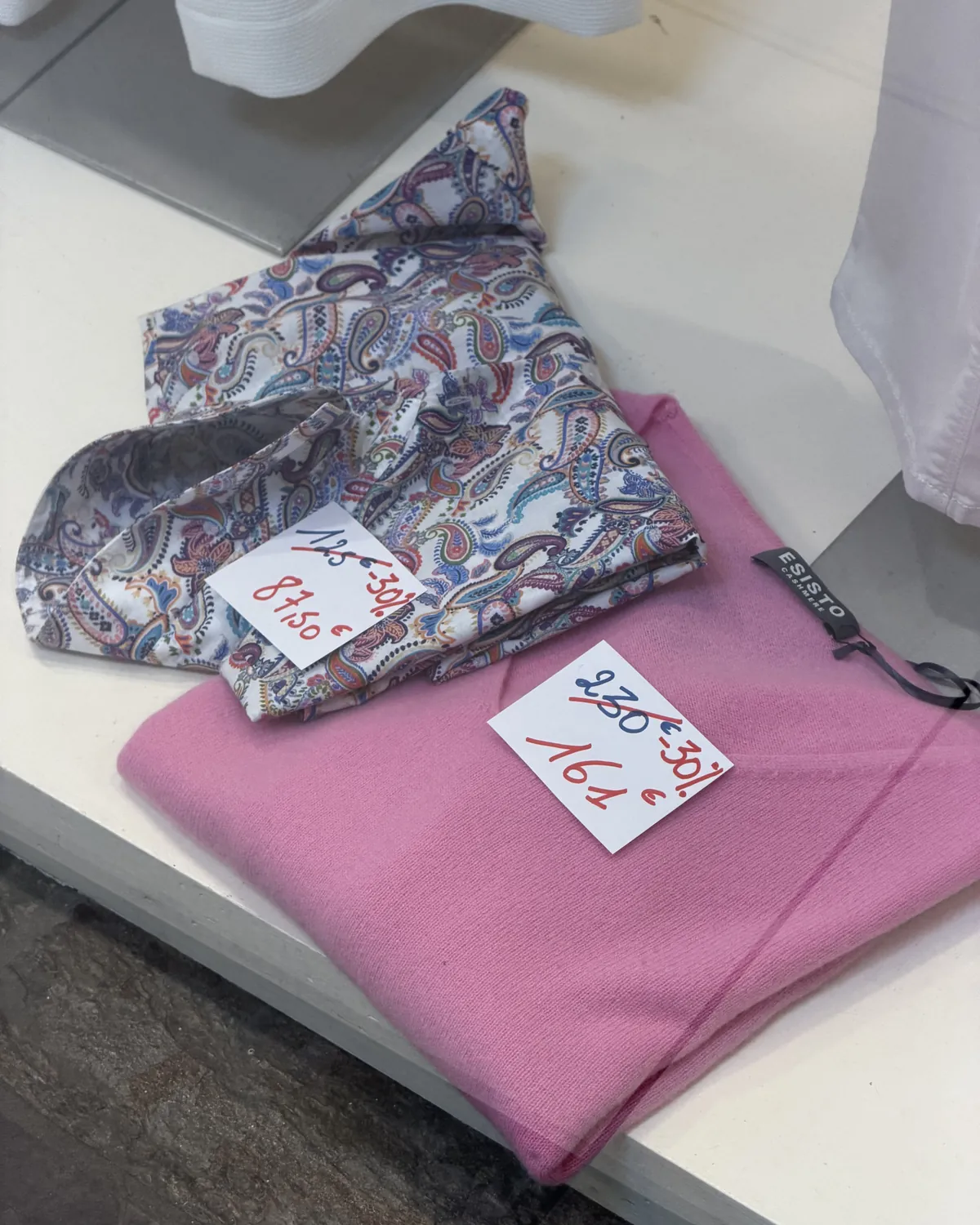 Chemise imprimé cachemire et pull rose pliés en soldes
