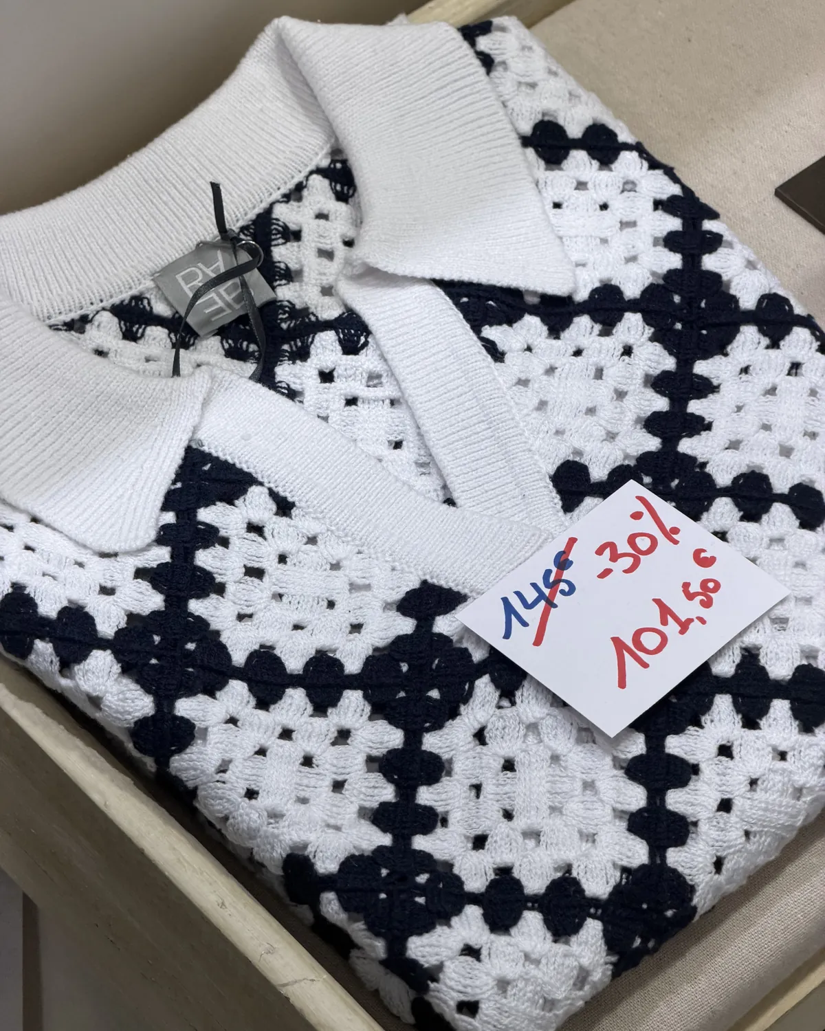 Polo en crochet marine et blanc en soldes