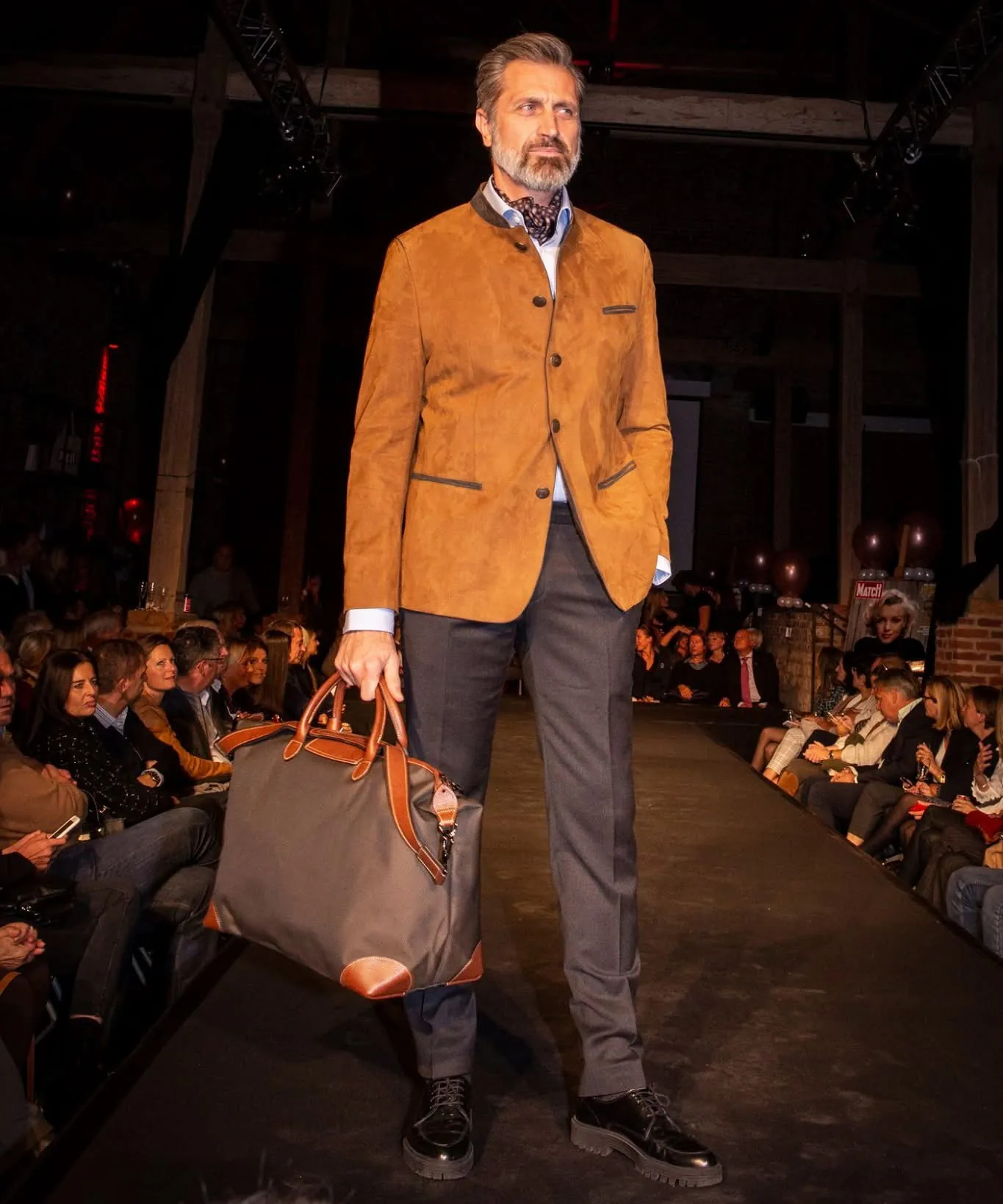Veste en daim caramel et sac de voyage sur le podium des Fashion Days, boutique Homme