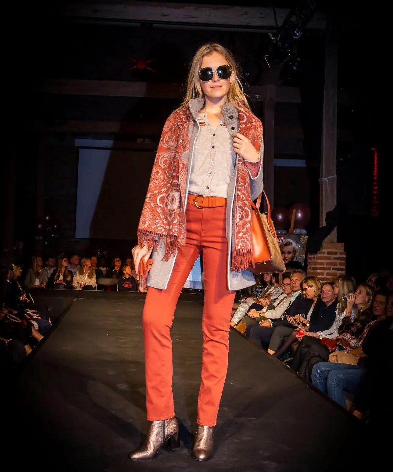 Silhouette corail et étole imprimée sur le podium des Fashion Days, boutique Dame