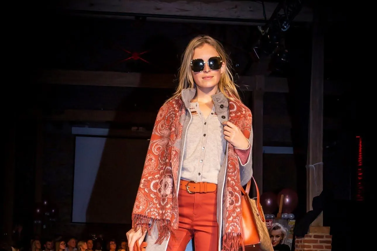 Silhouette Dame sur le podium des Fashion Days de la Maison Roussel