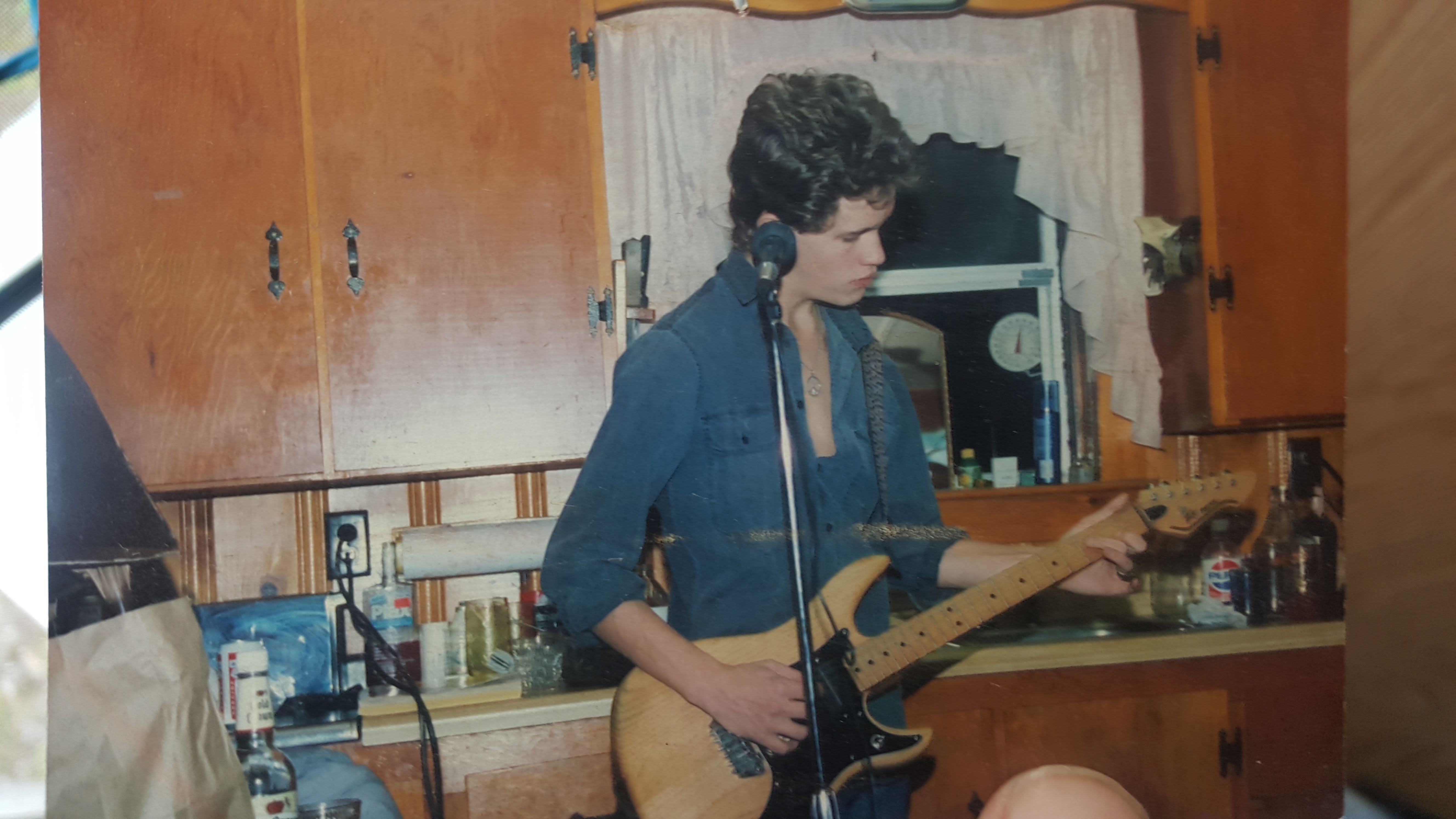 V performing in the early days