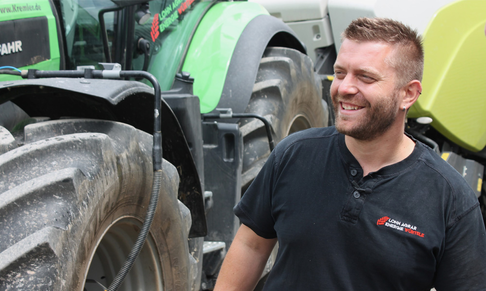 Tobias Würtele von Lohn Agrar Energie Würtele zwischen seinen Maschinen