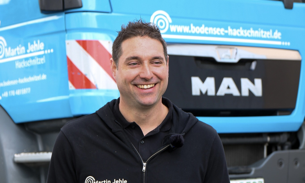 Martin Jehle von der Jehle GmbH vor einem MAN-Lkw