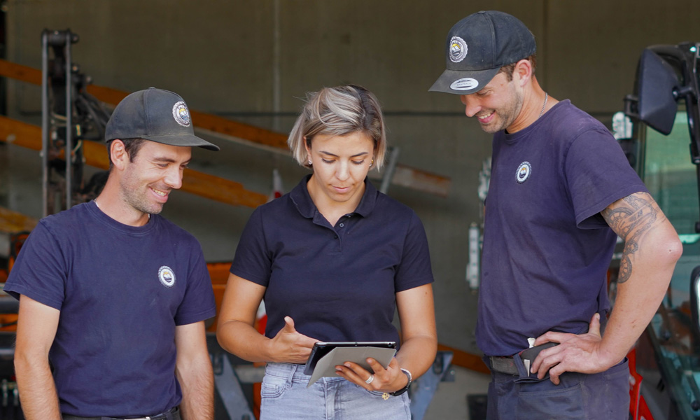 Das Team von Engl & Gastl Landschaftspflege mit Tablet