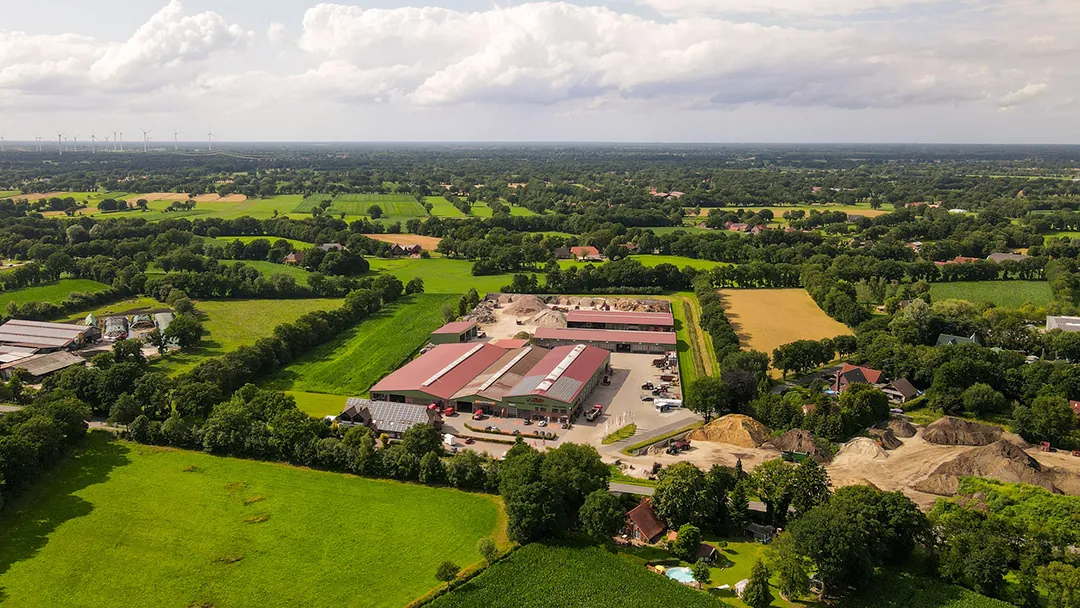 Luftaufnahme der Felder und Höfe rund um Firrel in Ostfriesland
