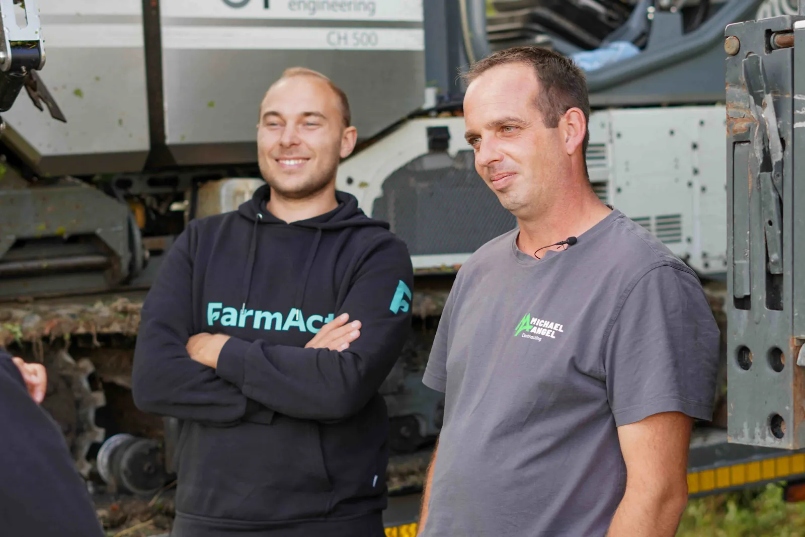 Michael Angel im Gespräch mit einem FarmAct Mitarbeiter an der Maschine