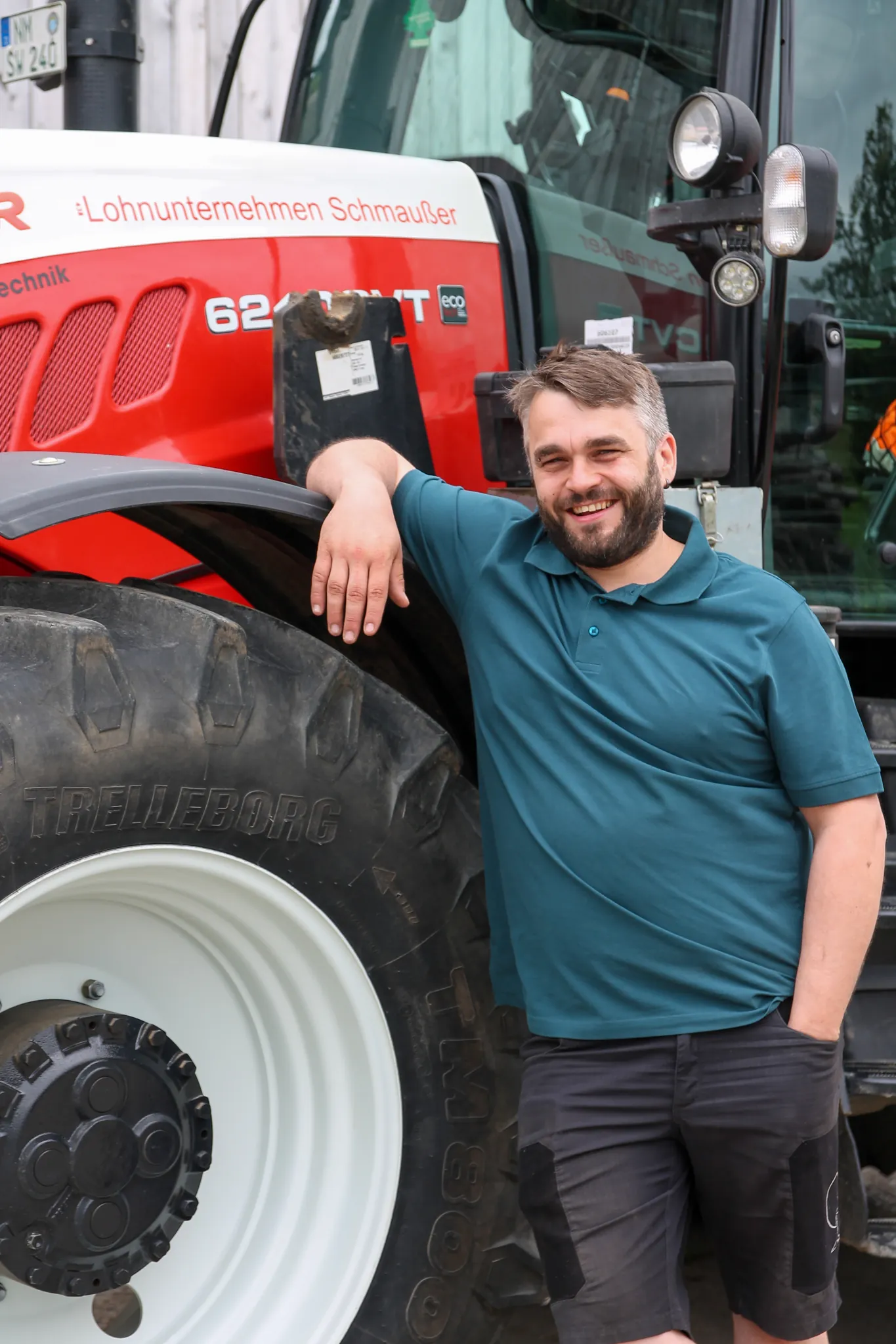 Sebastian Schmaußer an einem Traktor seines Betriebs