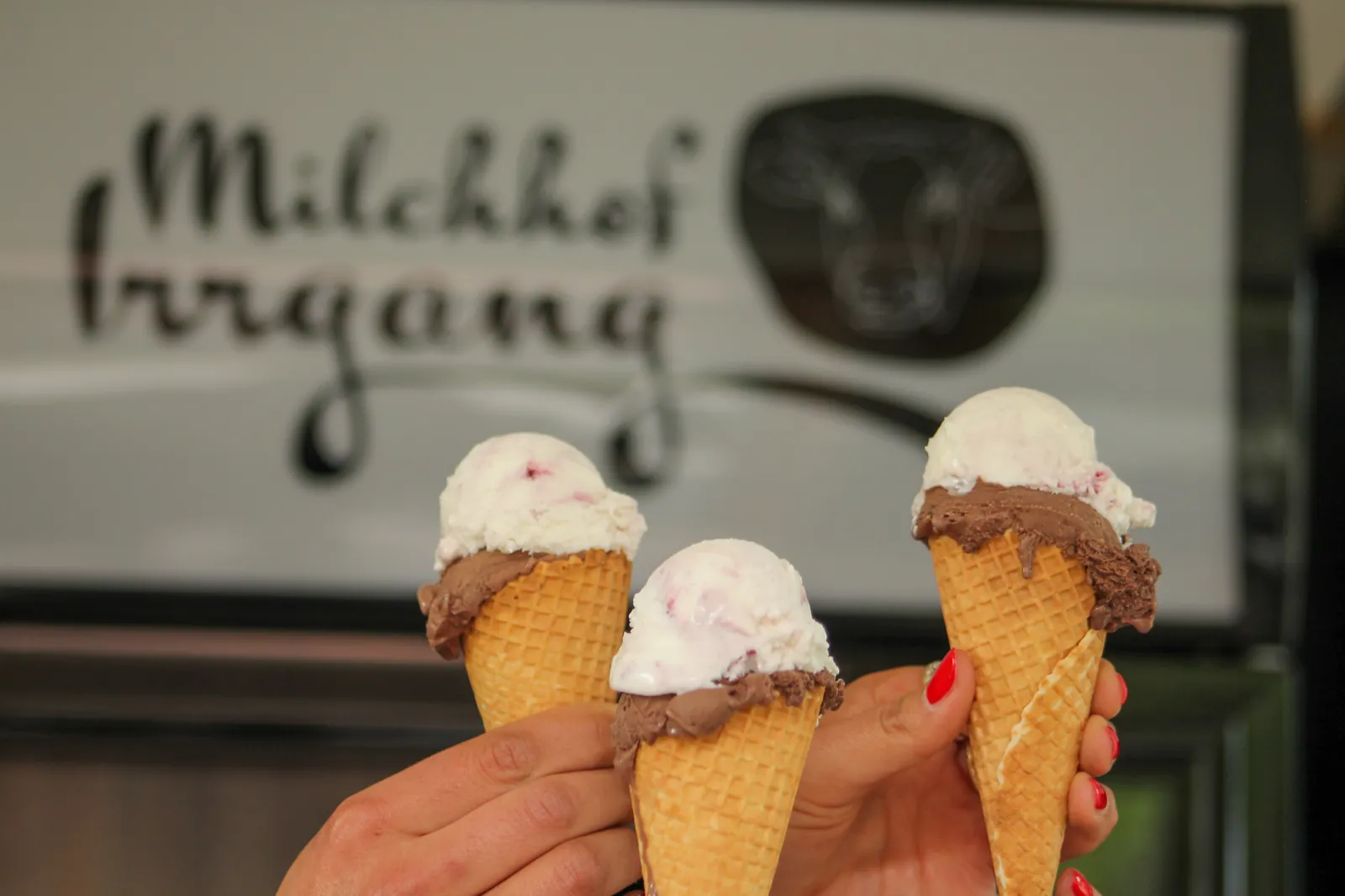 Eiswaffeln vor dem Schild des Milchhofs Irrgang