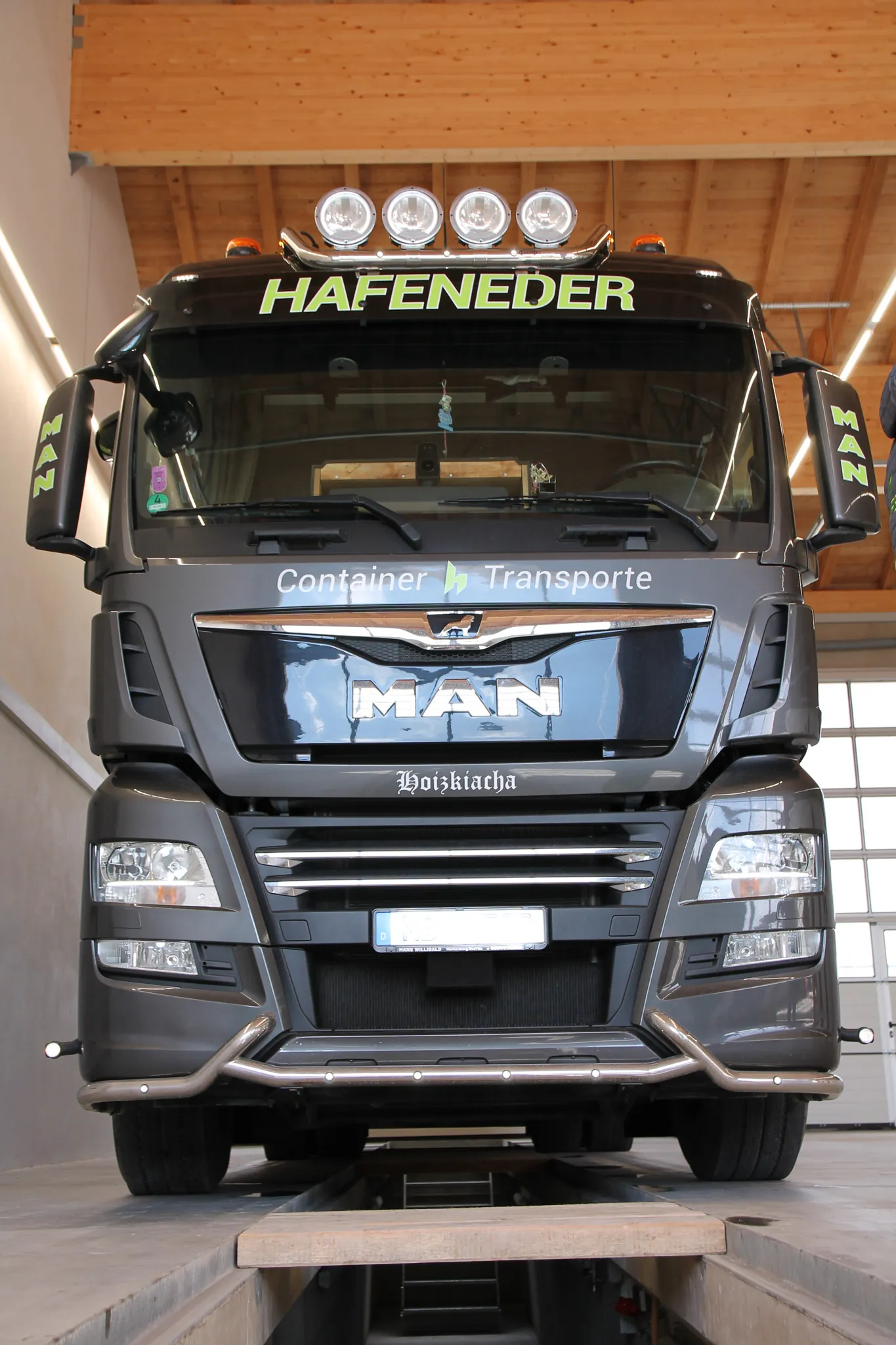 MAN-Lkw von Transporte Hafeneder in der Fahrzeughalle