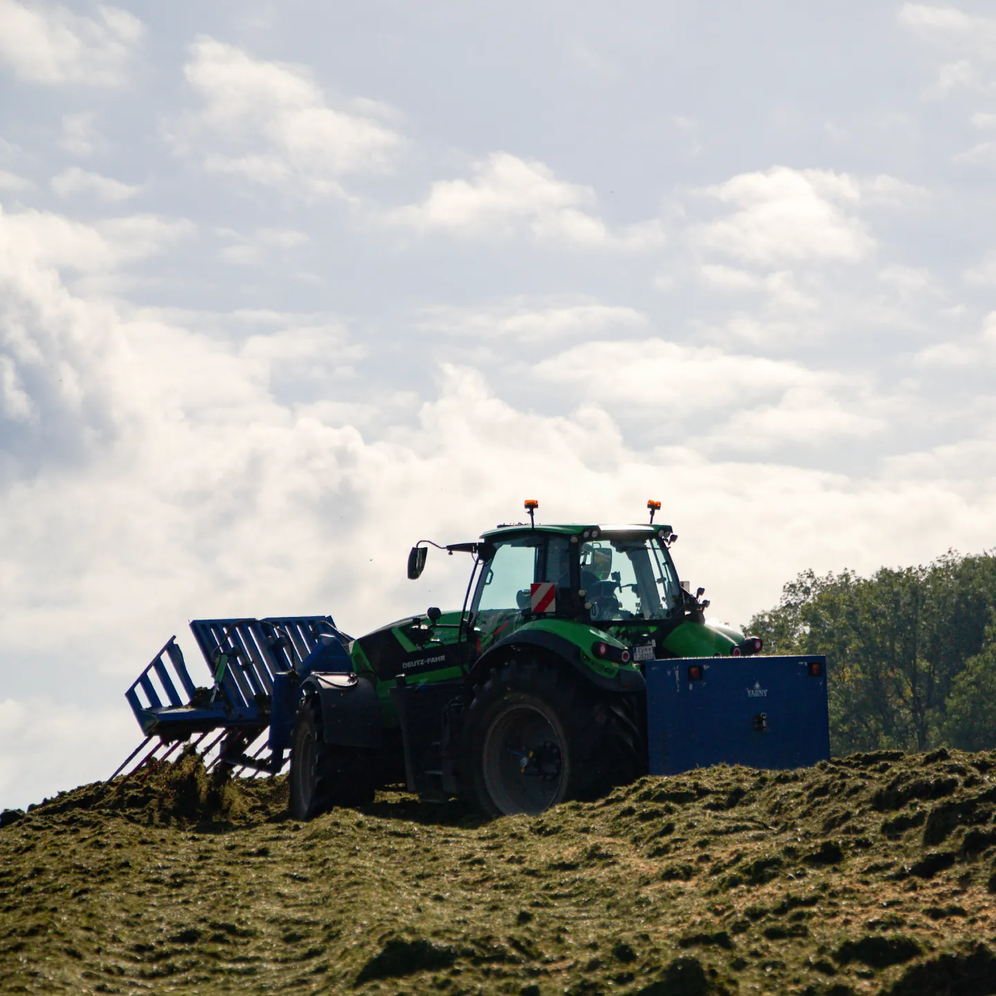 Traktor mit Anbaugerät bei der Feldarbeit im Betrieb Würtele