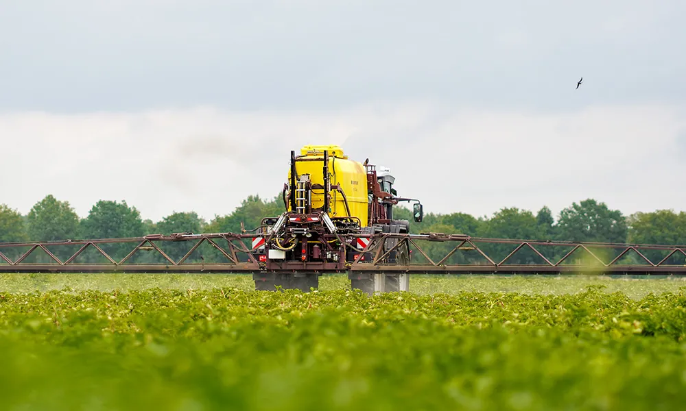 Pflanzenschutzspritze im Einsatz auf dem Feld