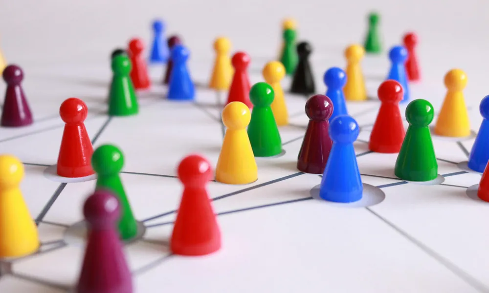 Spielfiguren als Sinnbild für die Vernetzung von Kunden über das FarmAct Kundenportal