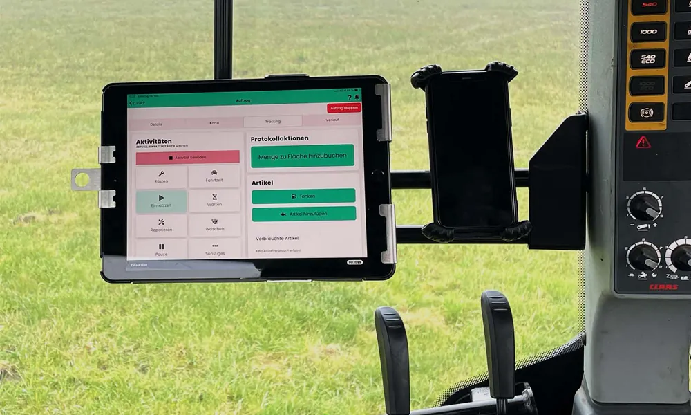 Tablet in einer Halterung in der Traktorkabine