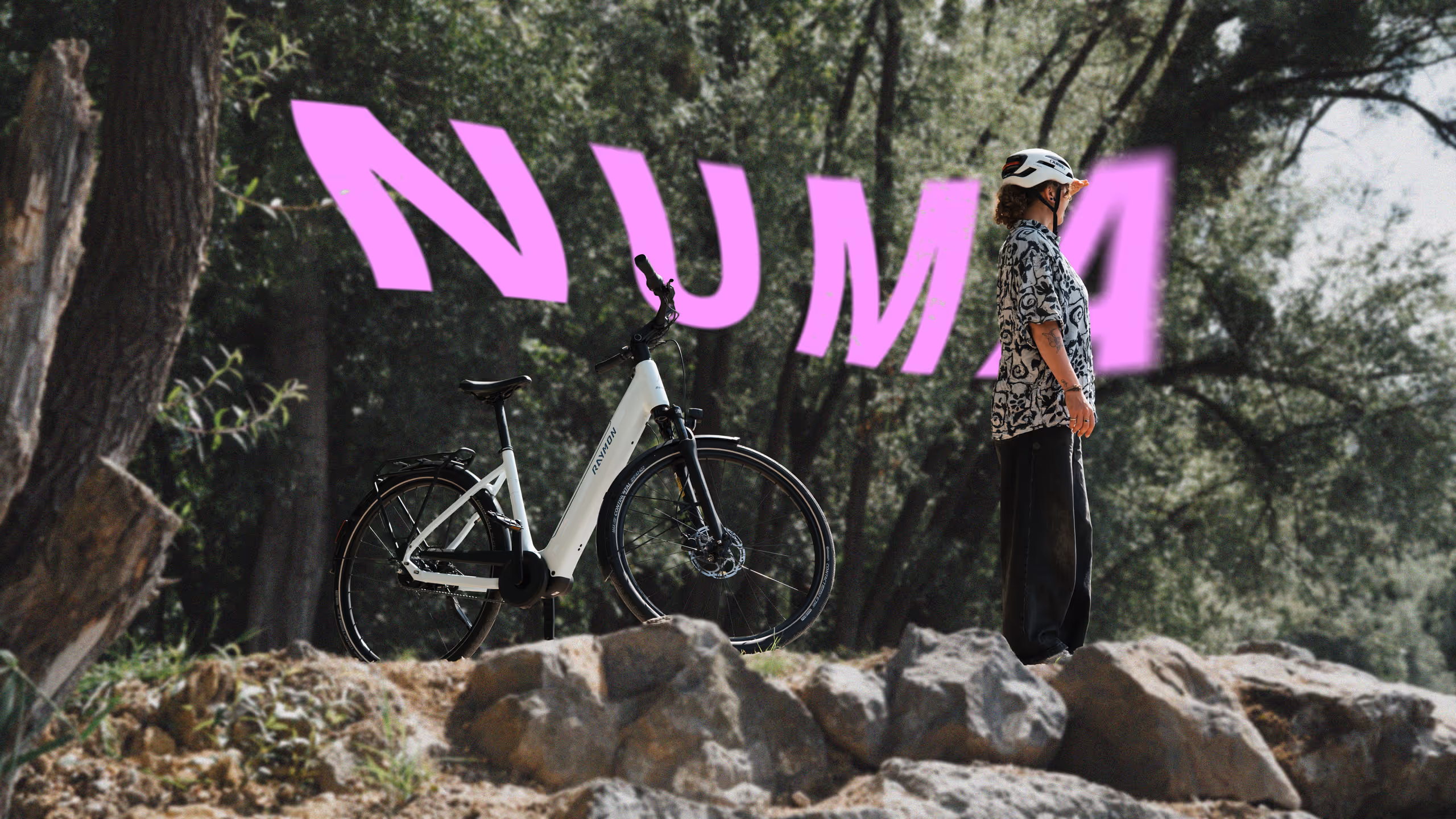 Numa Pure mit Frau die in die Weite schaut