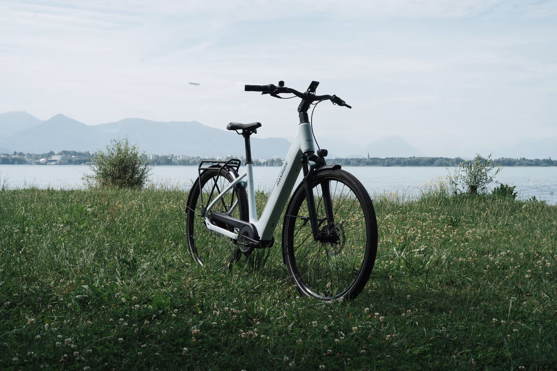 Raymon Numa auf eine Wiese vor dem Bodensee