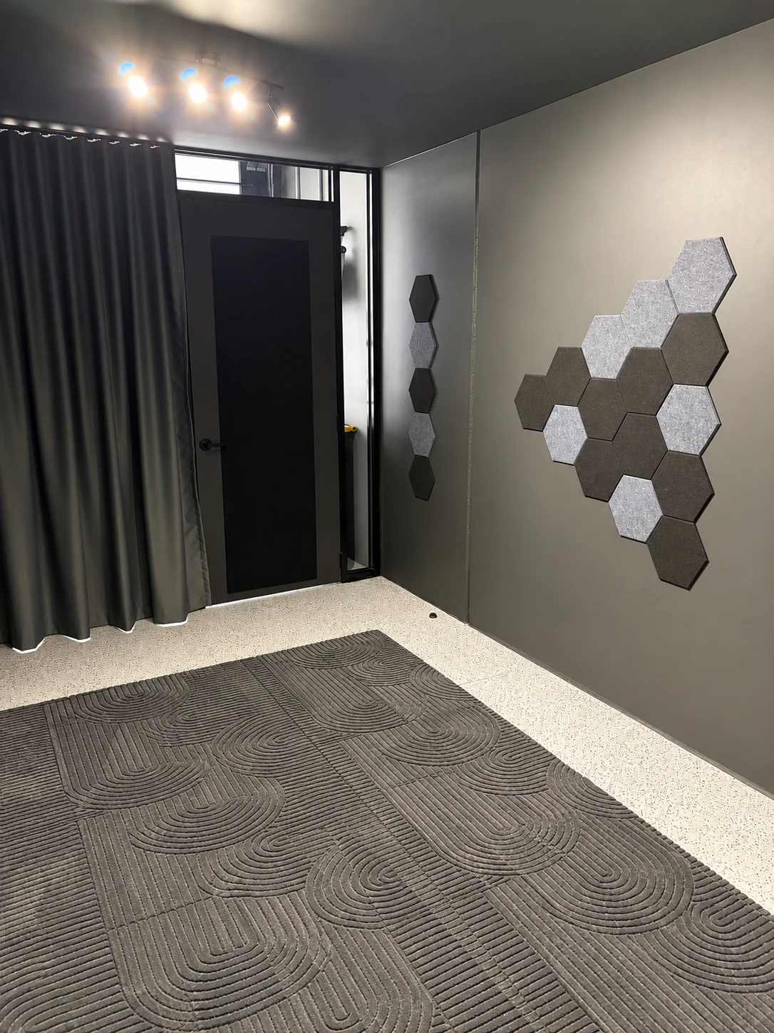 Ground-floor room and curtains