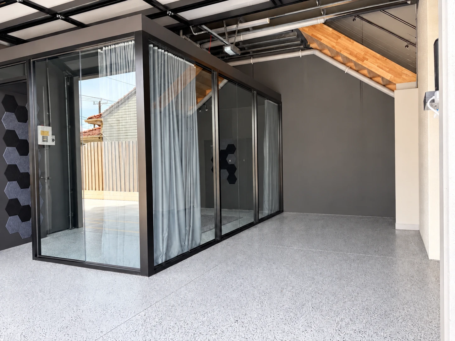Ground-floor entrance and glass frontage
